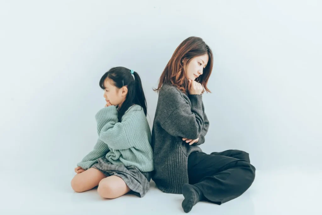悩む母親